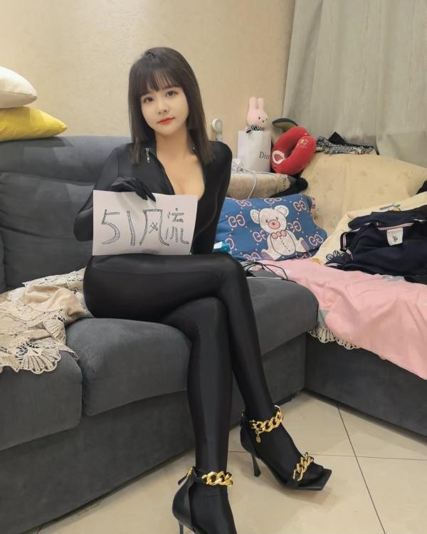 个人黑丝翘臀御姐