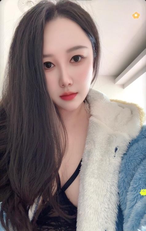 黑丝丰满小姐姐