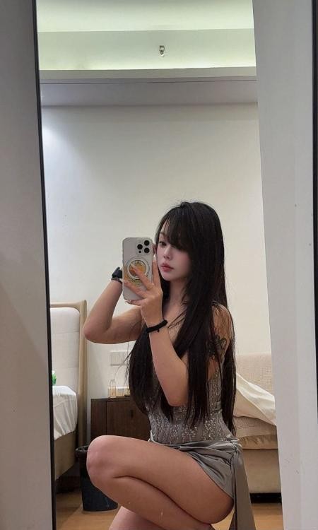 二街肤白翘臀御姐