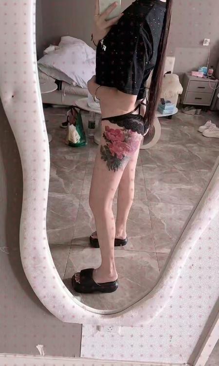 颜射口爆好身材嫩妹