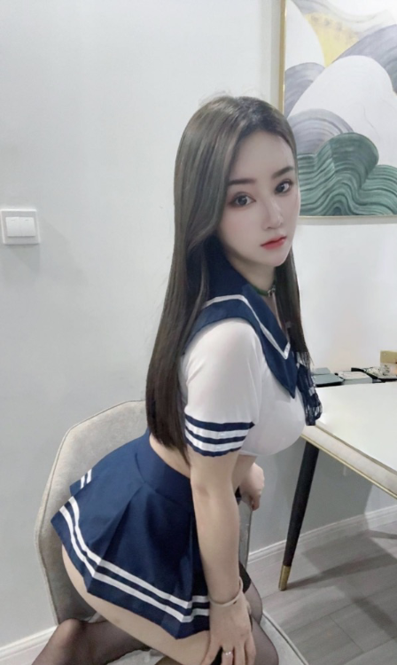 制服小骚货秋秋