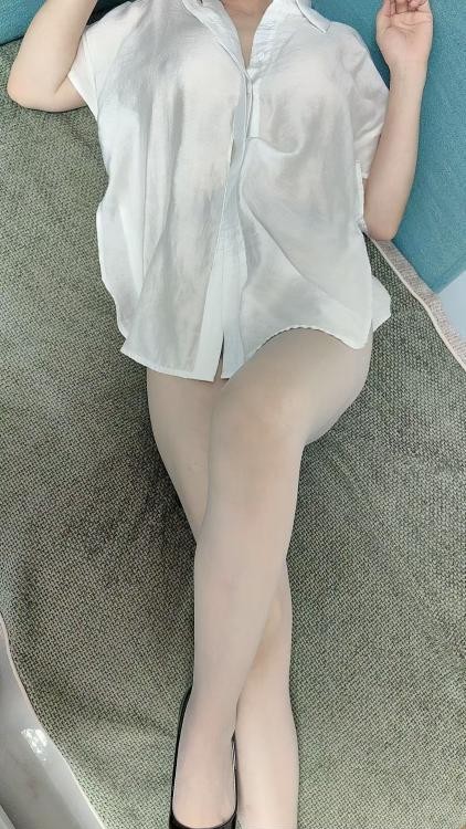 皮肤白皙美女老师