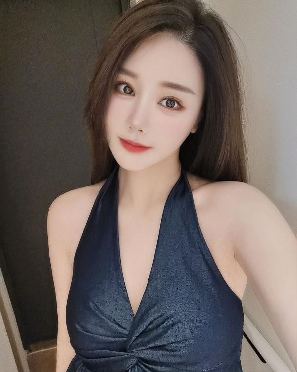 肤白大胸颜值女友绾绾