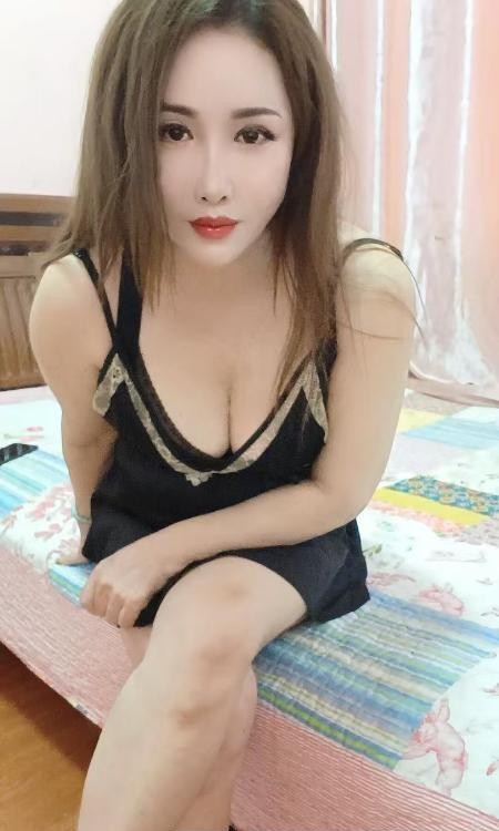 出击狂热舌吻熟女