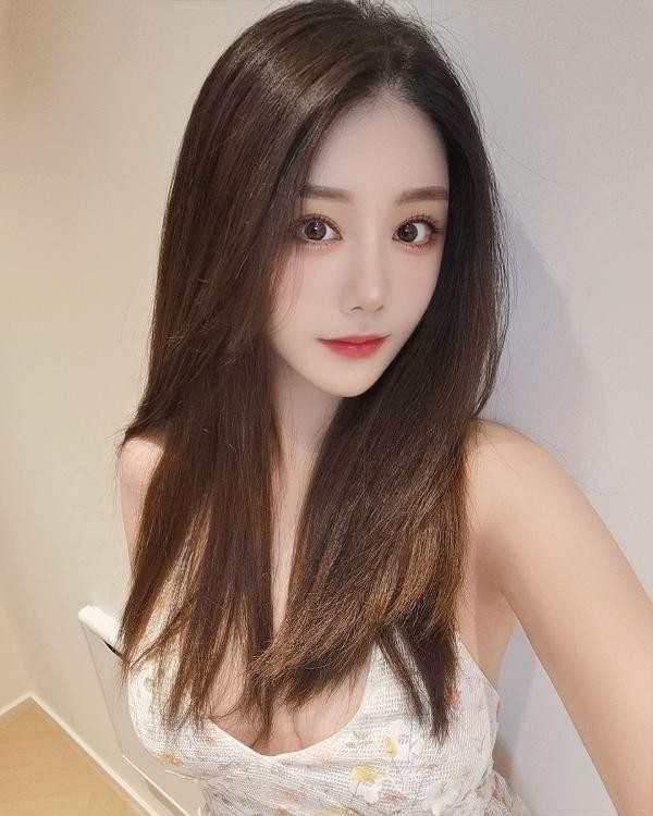肤白大胸颜值女友绾绾