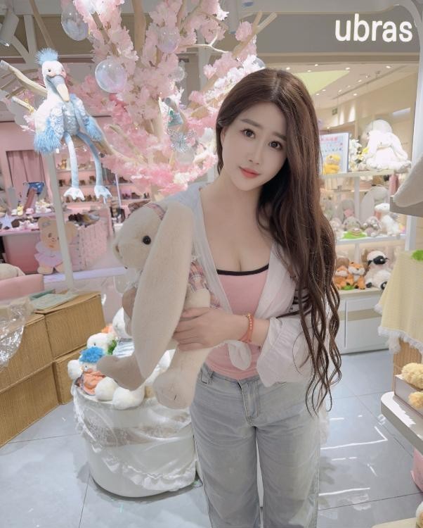 大胸丰臀少妇能深喉