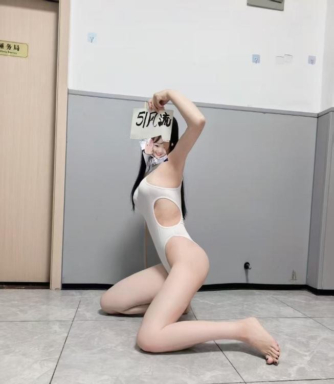 AV水床性感嫩妹