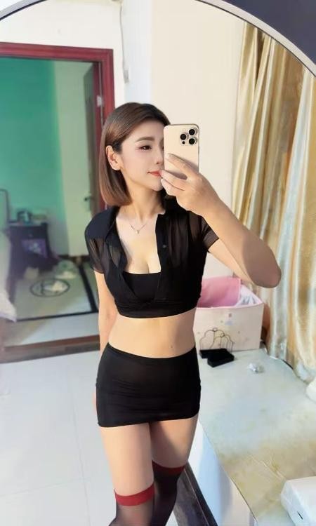 丰满短发美女