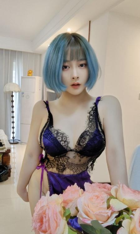 大奶翘臀风骚妹子