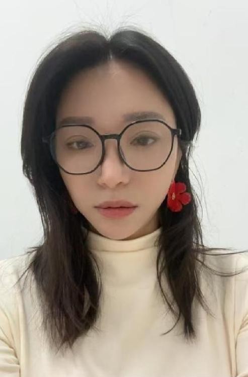 戴眼镜的大胸御姐