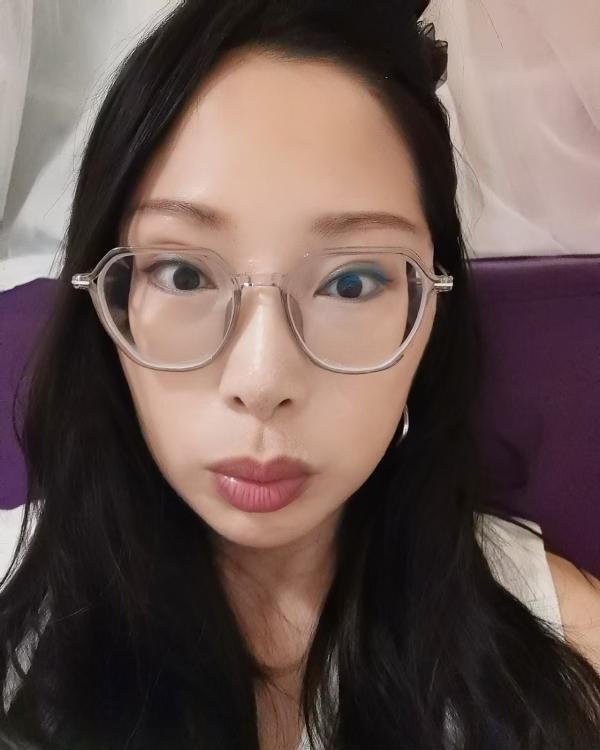 戴眼镜反差芯芯