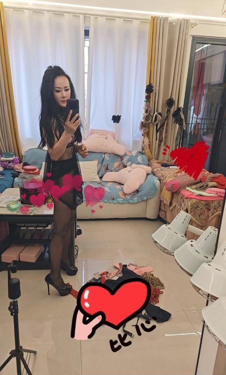 制服诱惑小骚妇