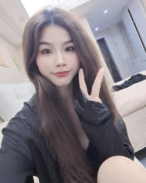 笑容甜美大长腿