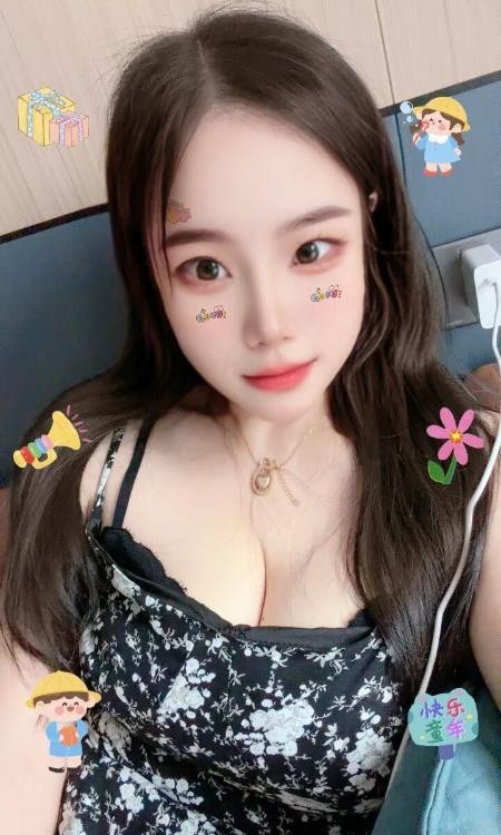 雪白肤丰乳美妇