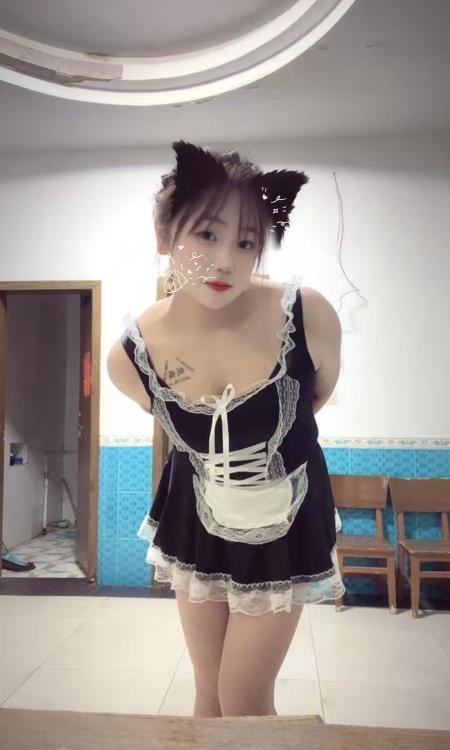 上城前凸后翘小骚货