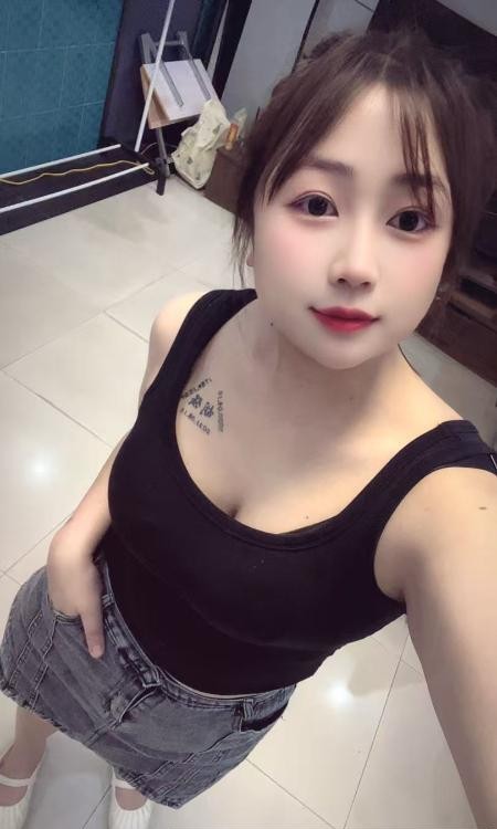 上城前凸后翘小骚货