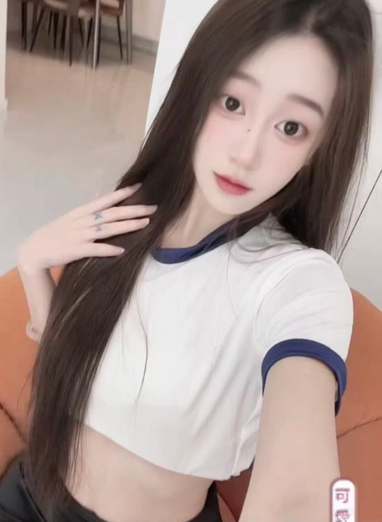 江岸清纯可爱美少女