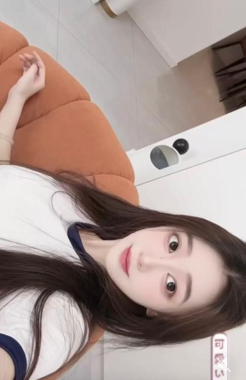 江岸清纯可爱美少女