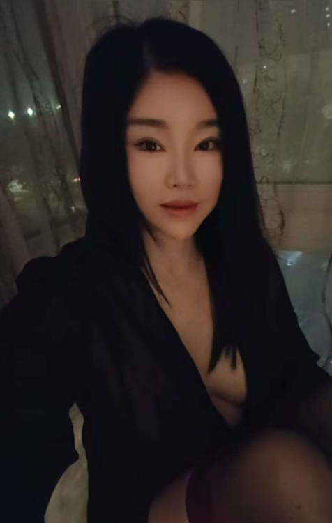 丰臀巨乳少妇