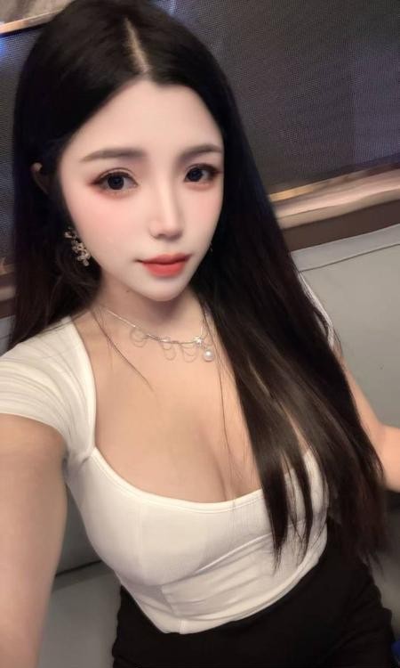吴中白皙大胸御姐小如