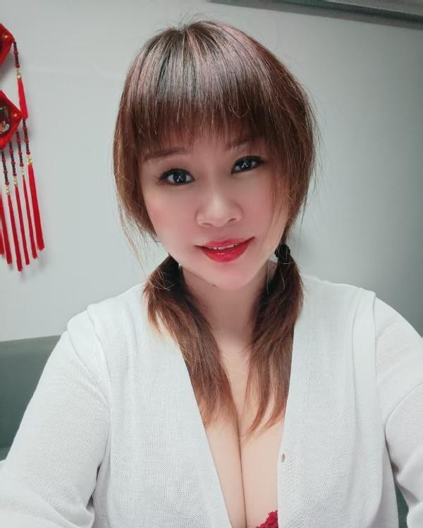 白云爆乳美少妇
