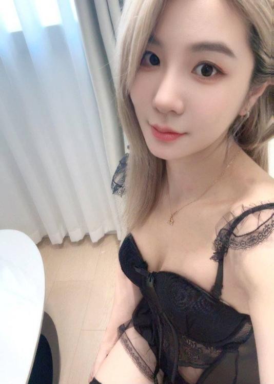 抱操金发排骨精