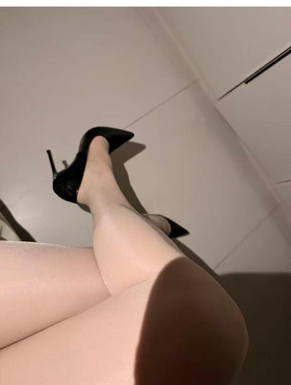 高铁站柔韧喷水少妇