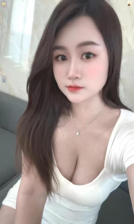 一线天大胸萱萱