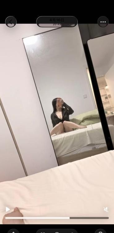 高铁站柔韧喷水少妇
