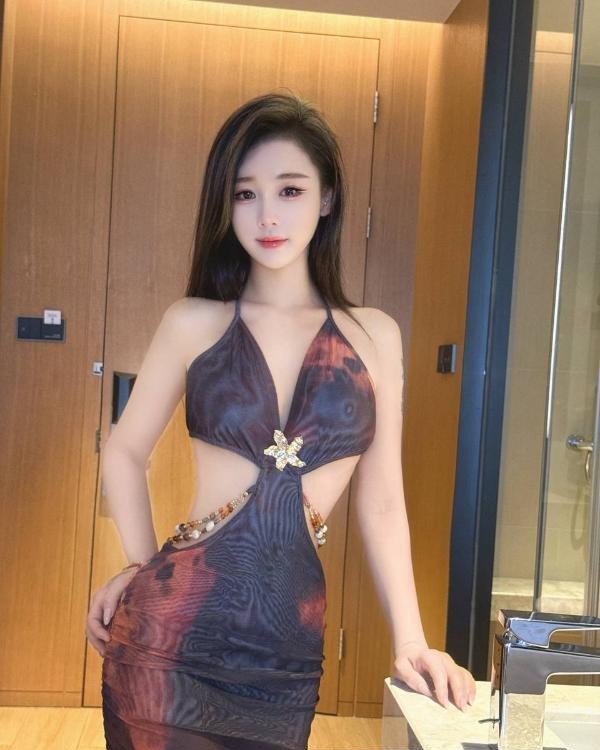 反差女友翘臀萱萱