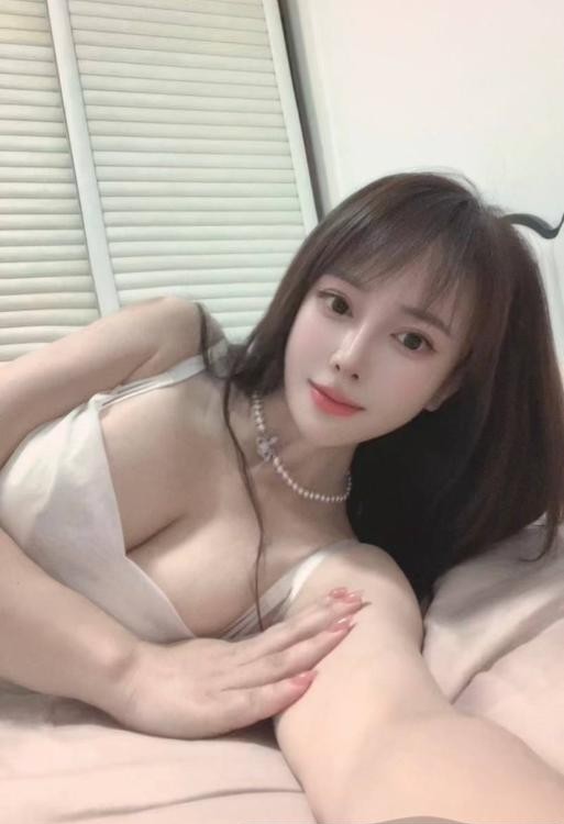 身材好肤白大奶妹子