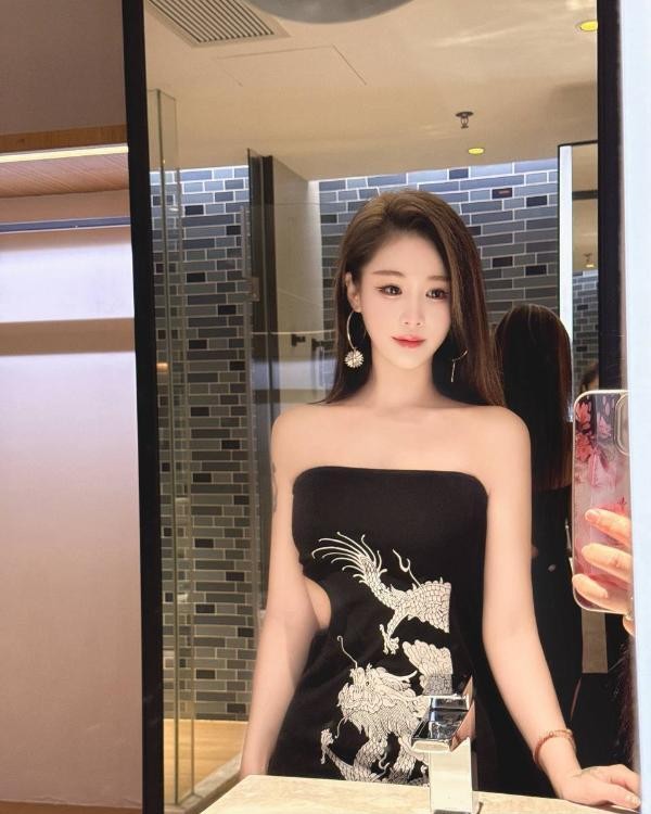 反差女友翘臀萱萱