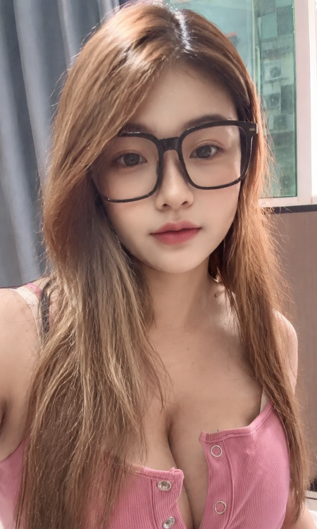 豪乳反差眼睛妹