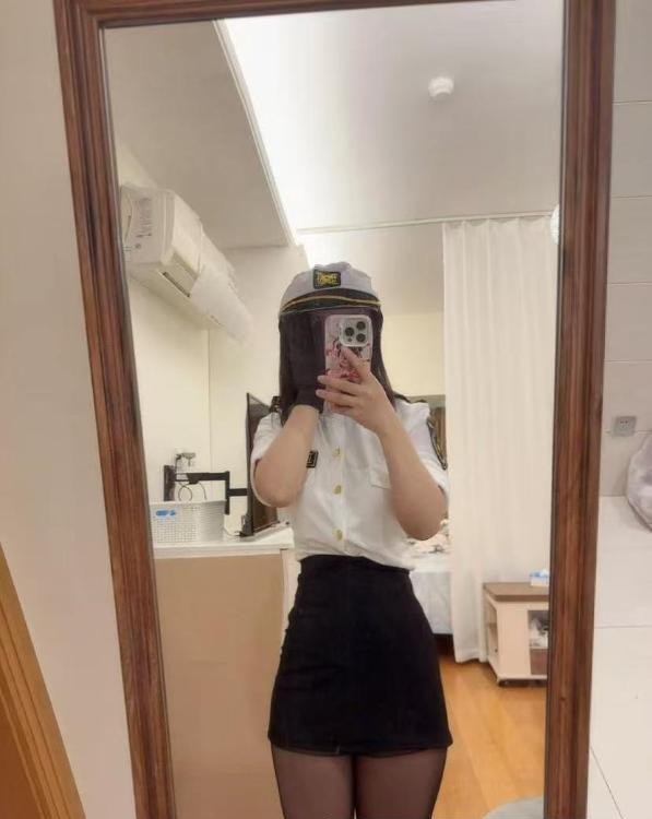 龙华制服美臀笑笑