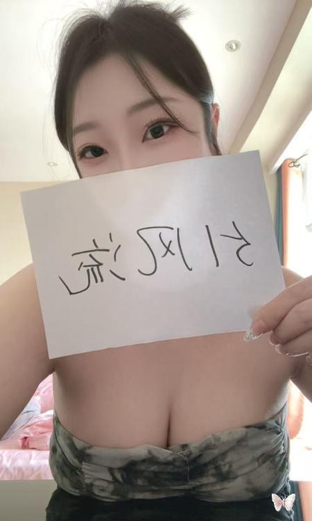 年轻微胖大胸喷水妹