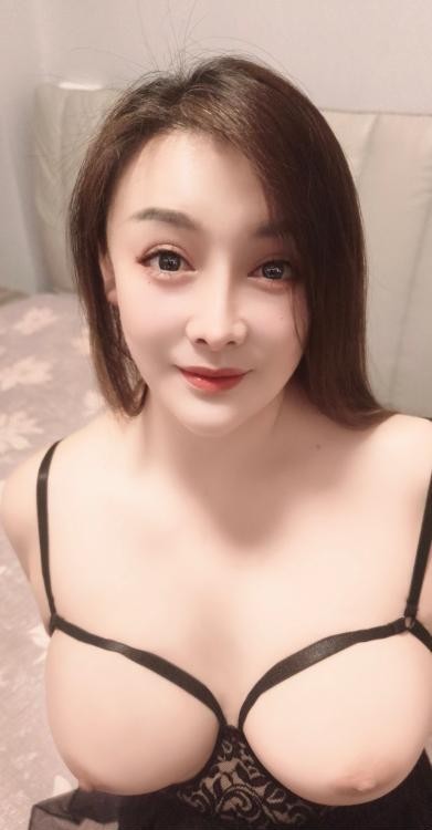 大奶骚母狗