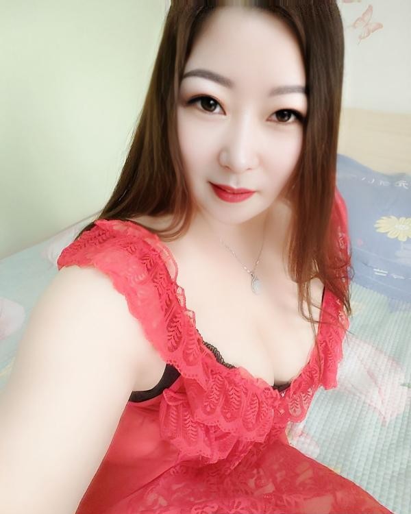 丰满白皙翘臀熟女