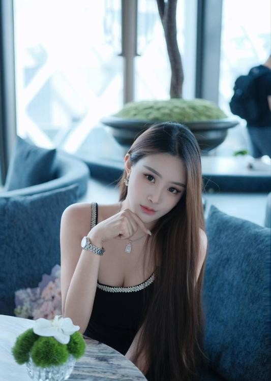 高挑大长腿气质女友
