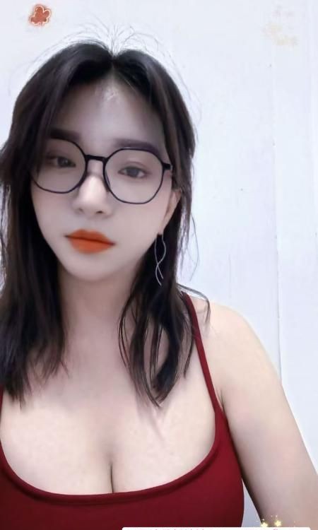 上城戴眼镜的大奶小画