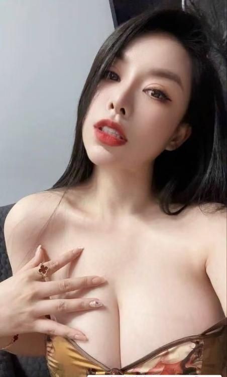 天河大胸内衣模特卡丽