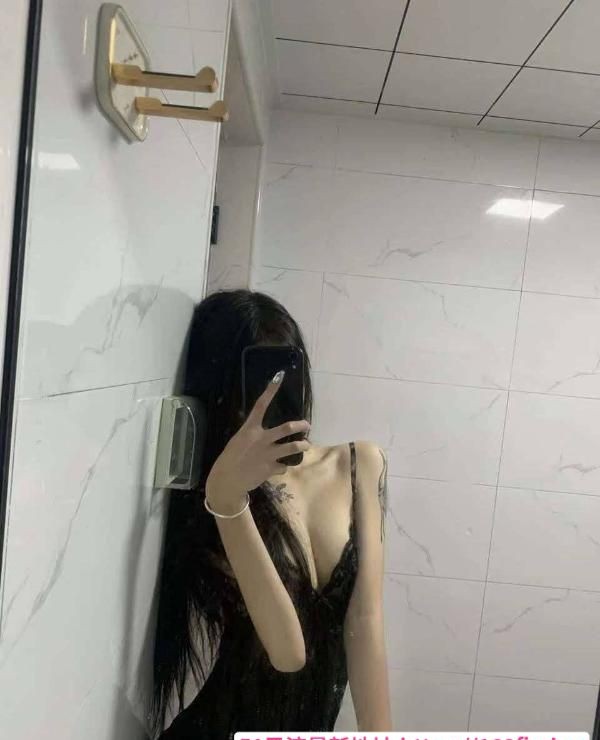 比比会喷水的纹身嫩妹