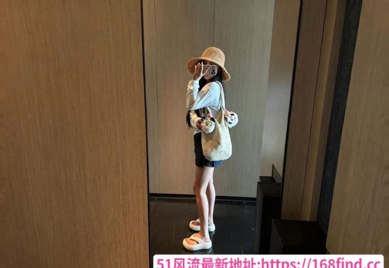 江岸零零后小嫩妹