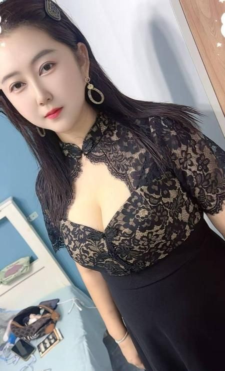 长腿巨乳雯雯少妇