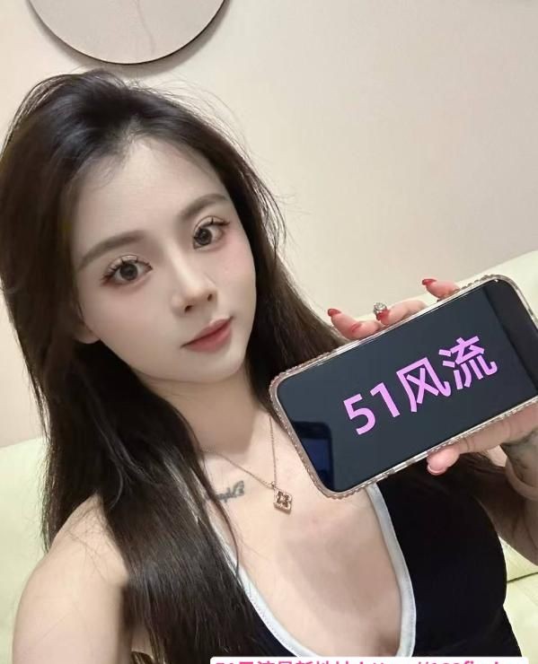 前凸后翘身材小沫