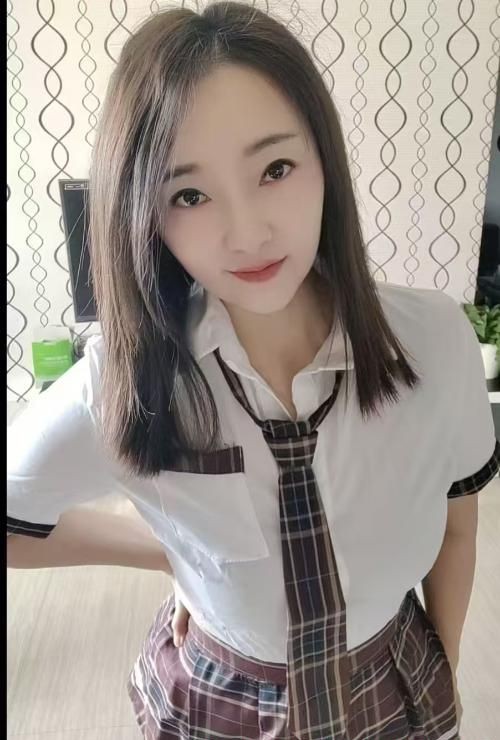 清纯服务闷骚女