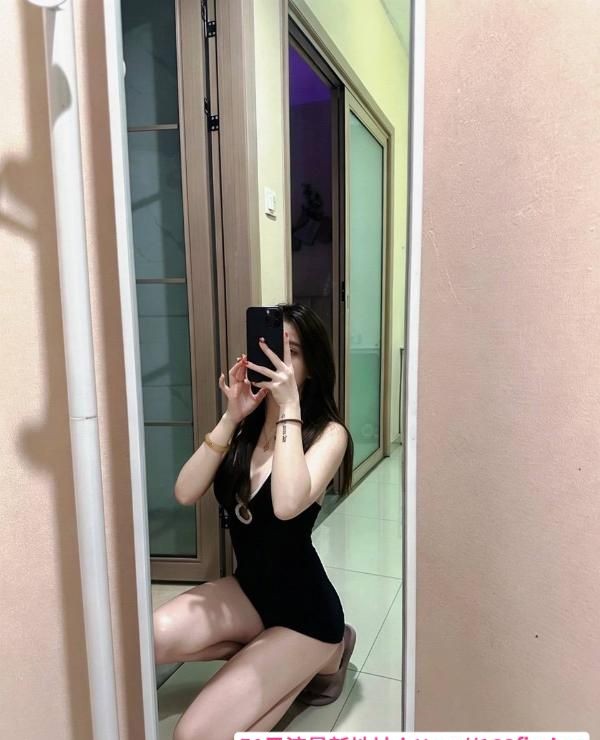 前凸后翘身材小沫