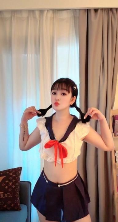 服务系蜜桃臀梨子