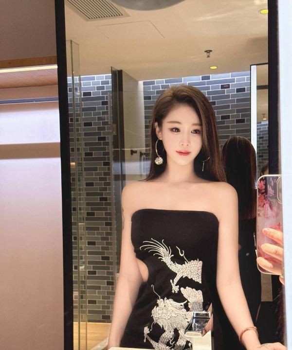 前凸后翘大长腿萱萱