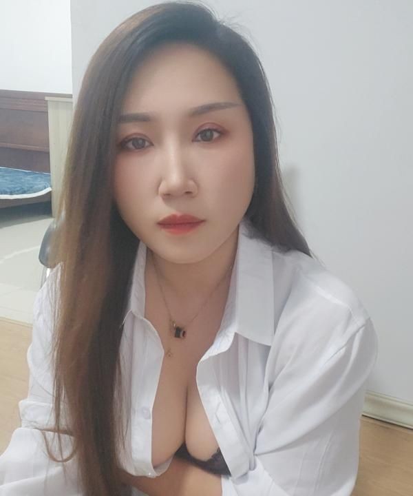 梅花园长发少妇