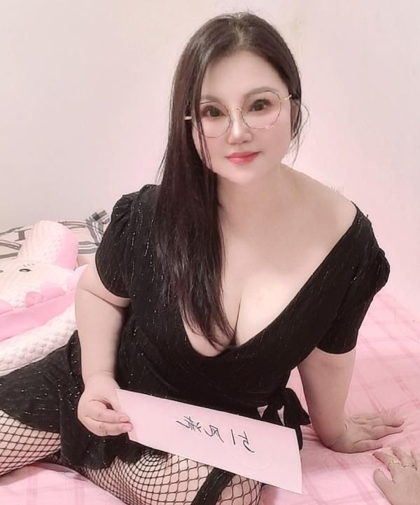  白云丰胸肥臀少妇